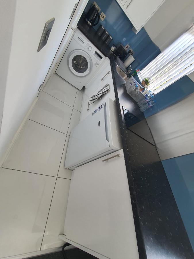 New Self Contained Flat,In Hayes, Free Parking Northolt (Greater London) Exterior foto